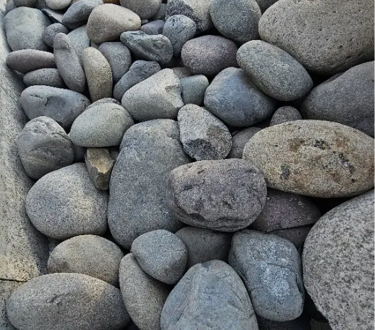 Bolones y piedras de río para jardines y paisajismo en Rengo.